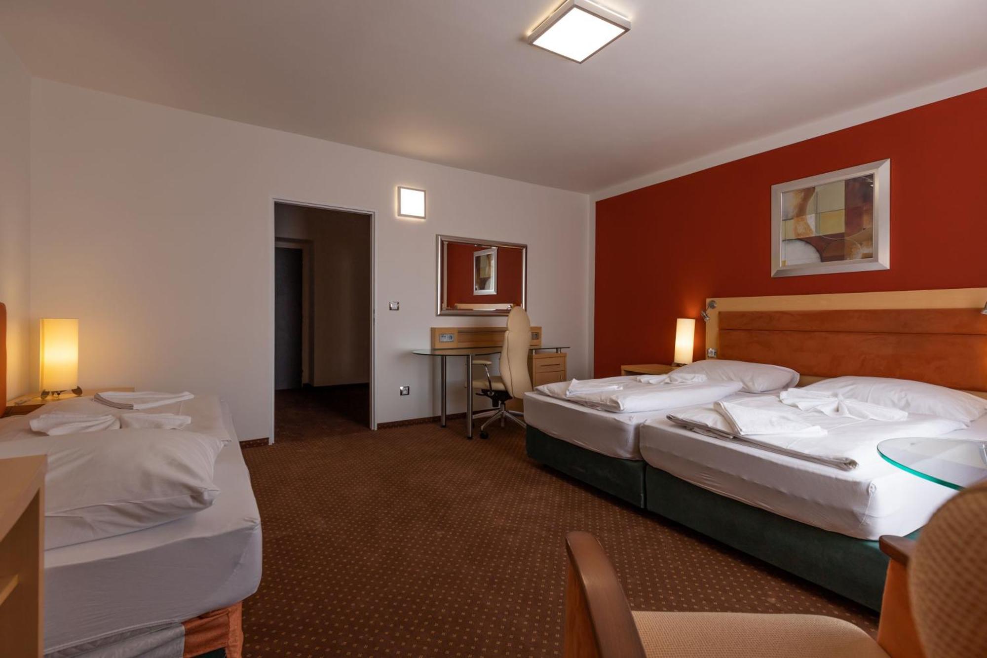 Active & Wellness Hotel Subterra Ostrov  Phòng bức ảnh